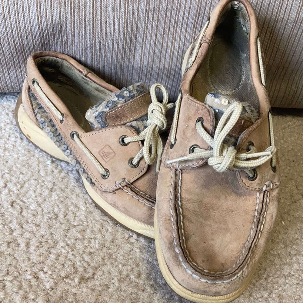 Well loved Sperry boat shoes. Super comfy!Size 6M
